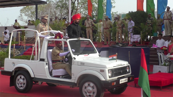 असा झाला महाराष्ट्र दिनाचा ध्वजारोहण सोहळा