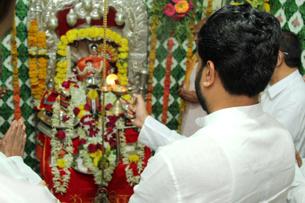  श्री सिध्देश्वर मंदिरात अमित देशमुख यांच्या हस्ते महाआरती