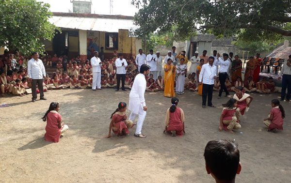 धीरज देशमुख यांनी खेळला विद्यार्थ्यांसोबत खोखो