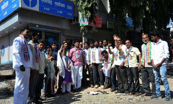 मनसेनं केली बॅंकांच्या इंग्रजी फॉर्म्सची होळी