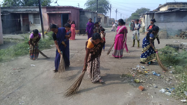 बचत गटांनी केली दोन नगरे स्वच्छ