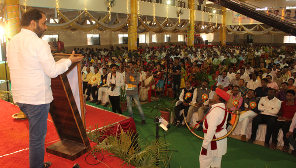 टंकलेखन संस्थांचे प्रश्‍न सोडविण्यासाठी पाठपुरावा करणार- पालकमंत्री