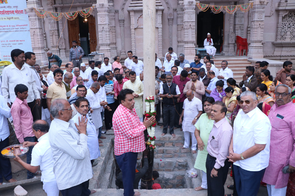 श्री व्यंकटेश बालाजी मंदिरात गरूड खांबाची उभारणी